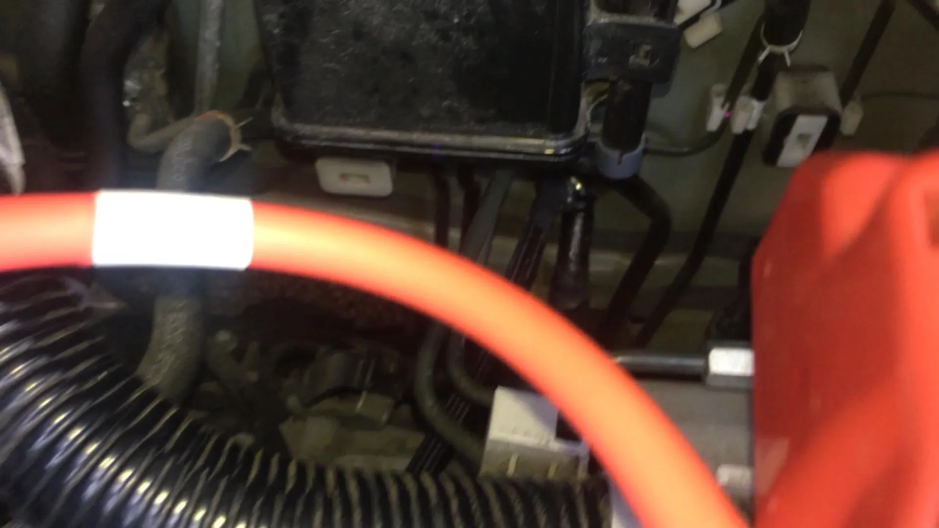 エンジンルームから室内1