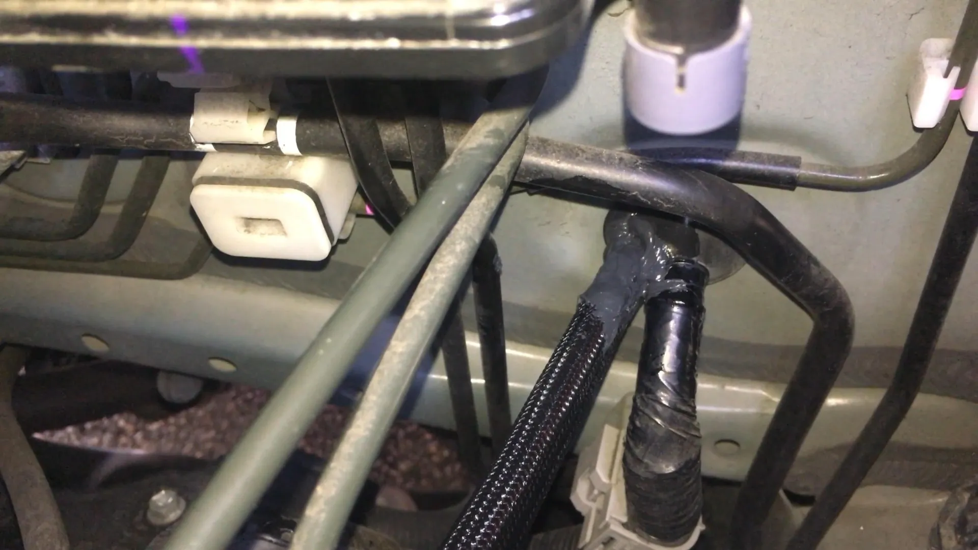 エンジンルームから室内2